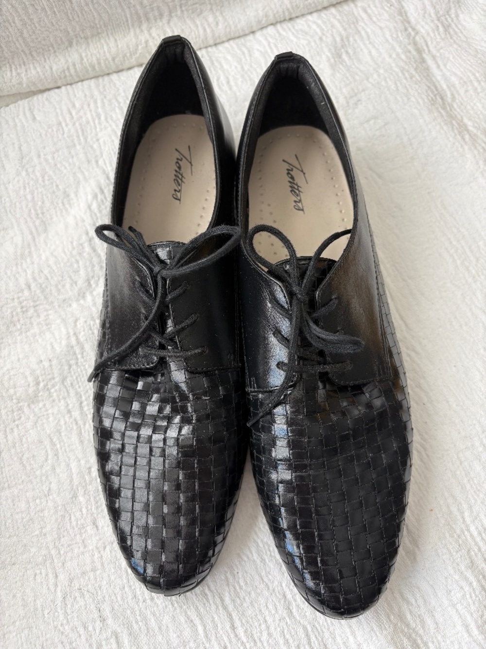 Trotters woven lace-up flats, size 13N